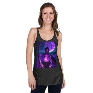 Puede incluir: Un top de tirantes de color gris oscuro jaspeado con un estampado de una mujer con una túnica morada de pie frente a un caldero con un gato negro sentado a su lado. La escena se desarrolla con el telón de fondo de una luna llena y un árbol con flores moradas.