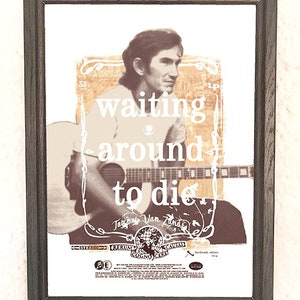 Könnte beinhalten: Ein gerahmtes Poster mit einem Vintage-Design, das einen Mann zeigt, der Gitarre spielt. Das Poster trägt den Text "waiting around to die" in großen weißen Buchstaben. Der Name des Künstlers, "Townes Van Zandt", ist in kleineren Buchstaben unter dem Text gedruckt.