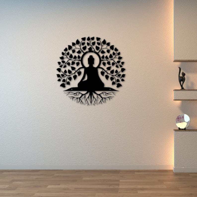 Puede incluir: Arte mural de metal negro que representa a un Buda meditando bajo un &aacute;rbol con ra&iacute;ces. La obra de arte circular presenta al Buda en el centro, rodeado de hojas y ra&iacute;ces. La pared es blanca y el suelo es de madera.