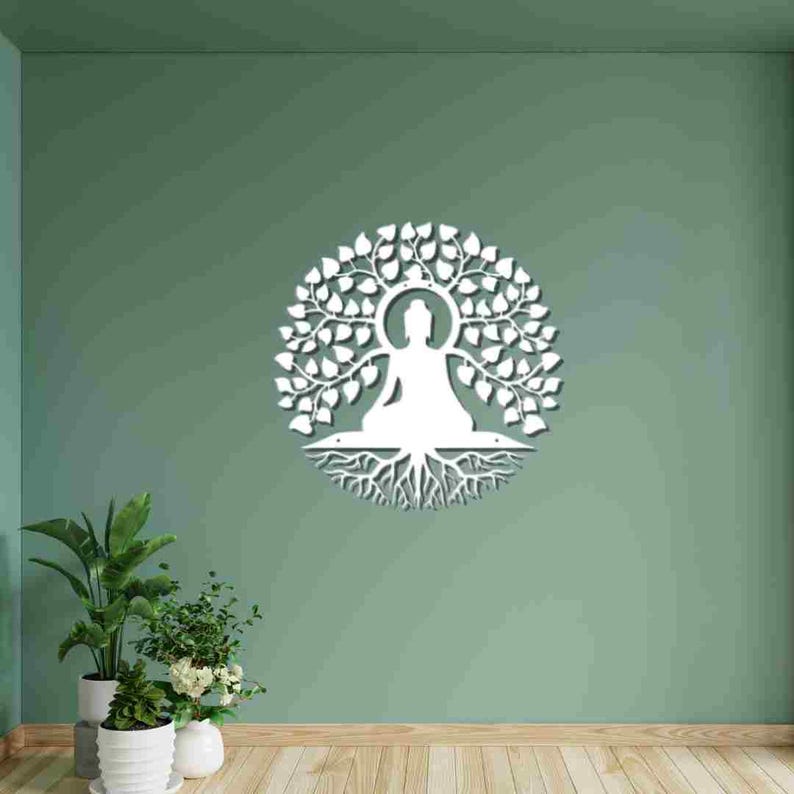 Puede incluir: Arte mural blanco que representa a Buda sentado dentro de un &aacute;rbol. El dise&ntilde;o presenta un &aacute;rbol detallado con hojas y ra&iacute;ces, creando una est&eacute;tica serena. La obra de arte est&aacute; montada en una pared verde.