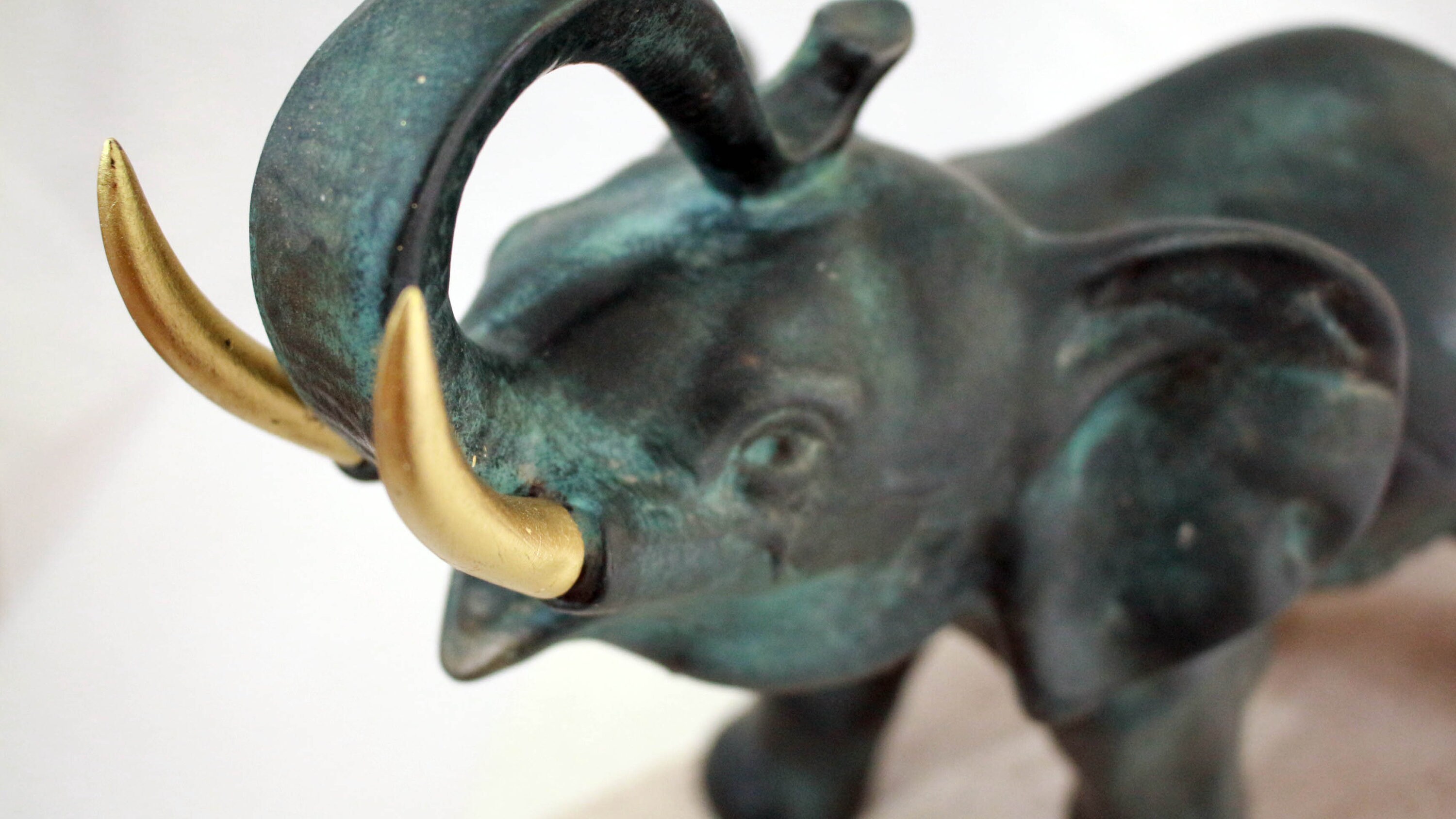 大理石の台座に置かれた象の装飾彫刻 - Etsy 日本