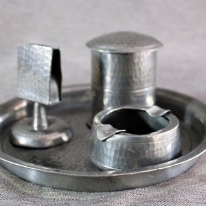 Set da fumo vintage in metallo ~ 4 pezzi in latta martellata Banka Indonesia 1920