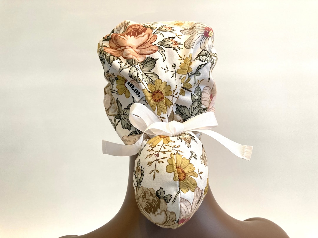 Piatto Di Panino Invecchiato Mezzo Della Tenuta Della Donna Fotografia - Foto 9