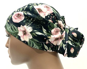 Gorro quirúrgico de algodón floral con botones y cola de caballo