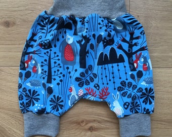 Babypumphose aus BIO Jersey und weichem Bündchen im Waldprint