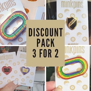 Könnte beinhalten: Drei Emaille-Pins mit einem Rabattangebot von 3 für 2. Die Pins zeigen ein Roller-Derby, einen Jammer und eine Rennstrecke. Die Pins befinden sich auf weißen Karten mit dem Markennamen "minkpins" darauf.