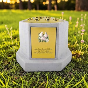 Op de afbeelding: Een handgemaakte houten snijplank met een natuurlijke afwerking. De plank heeft een rechthoekige vorm met afgeronde hoeken en een sapgroef. Afmetingen: ongeveer 45,7 cm lang, 30,5 cm breed en 2,5 cm dik.