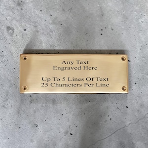 Placas conmemorativas personalizadas de latón macizo grabado, disponibles en diferentes tamaños y formas.