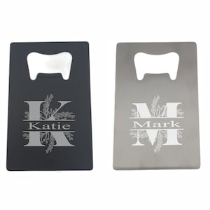 Cartera inicial grabada personalizada Tarjeta de crédito Abridor de botellas Plata cepillada / Negro Mate Regalo perfecto para el bar Boda Cumpleaños Día del padre