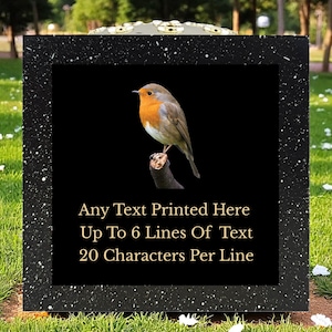 Op de afbeelding: Zwarte gedenkplaat met een gespikkelde rand. Een kleurrijke vogel zit op een tak tegen een zwarte achtergrond. Tekst: "Any Text Printed Here Up To 6 Lines Of Text 20 Characters Per Line."