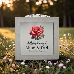 En memoria de: Jarrón conmemorativo de rosas para tumba, lápida, maceta y florero con diseño de rosas para mamá, papá, abuelo y muchos más. Color blanco/plateado (impresión UV).