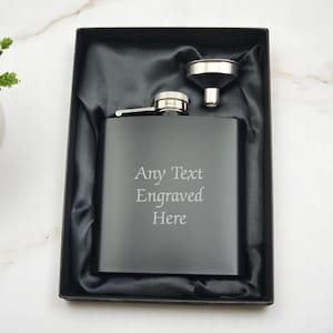 Gepersonaliseerde matzwarte heupfles van 6 oz in een met zijde gevoerde geschenkdoos met trechter