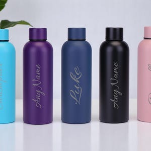 Gepersonaliseerd gegraveerd met elke naam Dubbelwandige geïsoleerde thermosfles 500 ml 17,5 oz warm en koud 5 kleuren beschikbaar