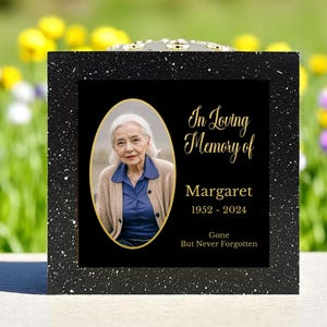 Maceta con flor para lápida con diseño de rosas y estampado personalizado en color negro (IMPRESIÓN UV)