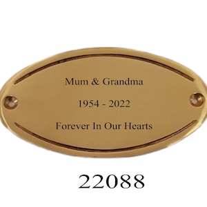 Puede incluir: Placa conmemorativa ovalada de oro con la inscripción "Mum & Grandma 1954 - 2022 Forever In Our Hearts". La placa tiene dos pequeños agujeros a cada lado. El número de producto 22088 está impreso debajo de la placa.