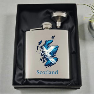 Schottland Karte Umriss & Schottland Text 6 Unzen gebürsteter Silber Flachmann in einer seidengefütterten Geschenkbox mit Trichter (UV gedruckt)