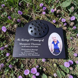 Placa memorial personalizada em metal para lápide, com foto e espaço para flores (impressão UV).