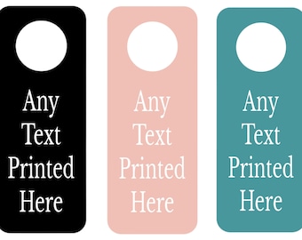 Könnte beinhalten: Drei Türhänger mit einem runden Loch oben. Die Türhänger sind schwarz, rosa und türkis. Jeder Türhänger hat den Text "Any Text Printed Here" in weiß.