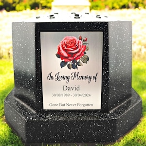 Könnte beinhalten: Schwarzer Granit-Gedenkstein mit einer silbernen Plakette, die eine rote Rose und die Inschrift "In Loving Memory of David 30/08/1989 - 30/04/2024 Gone But Never Forgotten" zeigt