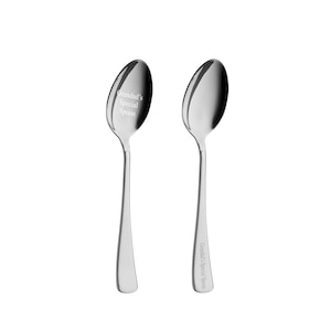 Könnte beinhalten: Zwei silberne Löffel mit der Gravur "Grandad's Special Spoon".