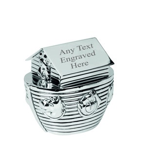 Puede incluir: Hucha de plata para beb&eacute; en forma de arca de No&eacute; con tapa extra&iacute;ble. La tapa tiene el texto "Any Text Engraved Here".
