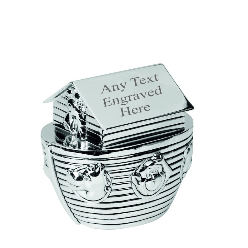 Puede incluir: Hucha de plata para beb&eacute; en forma de arca de No&eacute; con tapa extra&iacute;ble. La tapa tiene el texto "Any Text Engraved Here".