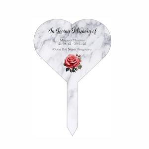 Könnte beinhalten: Ein weißer Marmor-Gedenk-Gartenpfahl in Herzform mit einer roten Rose und dem Text "In Loving Memory of Magaret Thomas 21/08/42 - 30/11/25 Gone But Never Forgotten".