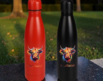 Può includere: Due borracce isolate, una rossa e una nera, con una grafica colorata di una mucca delle Highlands. La bottiglia rossa ha la scritta "Scotland" in oro. La bottiglia nera ha anche la scritta "Scotland" in oro. Entrambe le bottiglie hanno un tappo a vite.