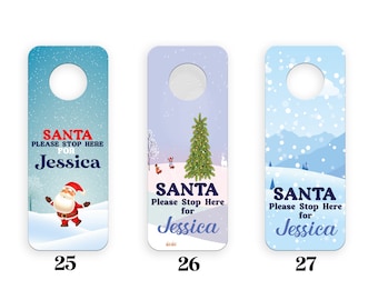 Könnte beinhalten: Drei verschiedene Türklopfer mit Winterthema. Jeder Türklopfer hat einen blau-weißen Hintergrund mit Schneeflocken und einer verschneiten Landschaft. Der Text auf den Türklopfern lautet "SANTA Please Stop Here for Jessica".