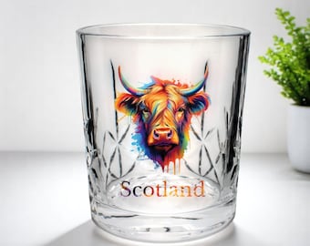 Färgglatt whiskyglas med texten Highland Cow och Skottland i sidenfodrad presentask, whisky-gin-mixerglas (UV-tryckt)