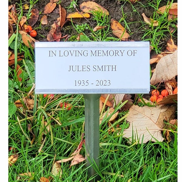 Plaque commémorative personnalisée gravée et pierre tombale sur pieu pour pieu, jardin
