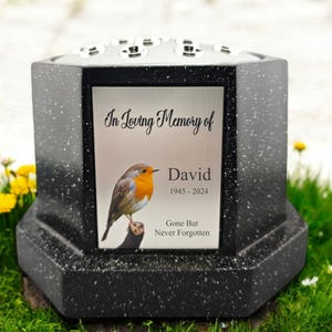 Puede incluir: Jarrón conmemorativo de granito negro con una imagen de petirrojo y el texto "In Loving Memory of David 1945 - 2024 Gone But Never Forgotten".