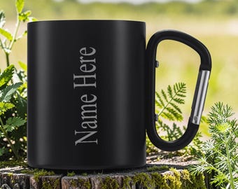 Tazza da campeggio personalizzata in acciaio inox nero opaco con incisione e manico a moschettone, con qualsiasi nome.