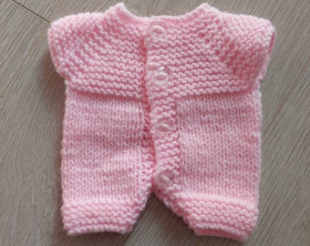 Barboteuse rose tricotée à la main pour s'adapter à un très petit bébé prématuré ou à un bébé reborn ou une poupée jouet de 30 cm (12 po.), fil acrylique et lavable en machine
