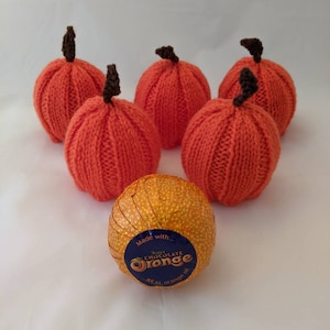 Pumpkin chocolate orange cover, hand knitted. (Chocolate not included) Table decoration for Halloween, could be used with a bath bomb too.