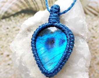 Collar de macramé con labradorita azul, estilo bohemio con cristal natural, joyería hecha a mano.