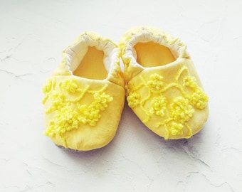 Moccs, vakantie schoenen voor kinderen, gele moccs, vakantie schoenen, baby slofjes, baby dooties, laarsjes, cute, baby fashion, slippers