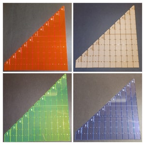 Peut inclure: Quatre règles de couture en acrylique de différentes couleurs, chacune avec une grille triangulaire de 30,5 cm. Les règles sont orange, beige, verte et bleue.