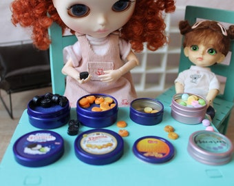 Biscuits alimentaires miniatures dans une boîte ou dans une boîte de conserve ou macaron 1/6 1/8 1/8 échelle 1/12 Dollhouse Miniature Bakery Blythe Barbie BJD Dolls Fake Food