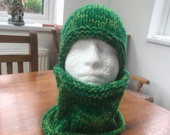 Nouveau bonnet et snood tricotés à la main en 3 brins différents de vert / Bonnet et snood tricotés à la main / Bonnet tricoté à la main avec snood