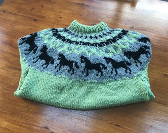 Neuer handgestrickter Wollpullover mit Pferdemotiv / Wollpullover oder Pullover handgestrickt für einen Erwachsenen oder ein älteres Kind / Pferdemotiv Erwachsenenpullover