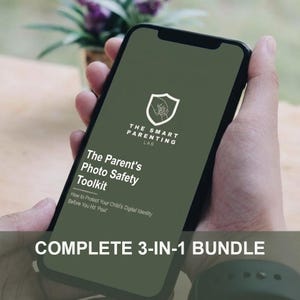 Puede incluir: Un smartphone muestra "The Parent's Photo Safety Toolkit" de The Smart Parenting Lab. La pantalla es verde oliva con texto blanco y un logotipo de escudo. La parte inferior de la pantalla dice "COMPLETE 3-IN-1 BUNDLE". El teléfono está en manos de una persona.