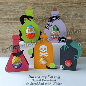 Puede incluir: Cuatro porta golosinas con forma de botella con temática de Halloween, cada uno con un diseño diferente. Los soportes están hechos de cartulina y presentan una serpiente, una araña, una calavera y huesos cruzados y una rana. Cada soporte tiene una ventana recortada para contener una pequeña golosina.