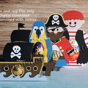 以下が含まれることがあります： 海賊をテーマにしたイースターエッグホルダー4個セット。ホルダーは厚紙製で、海賊船、オウム、海賊船長、海賊が描かれています。各ホルダーにはイースターエッグを入れるためのスロットがあります。画像には「Garnished with Glitter」というテキストが表示されています。