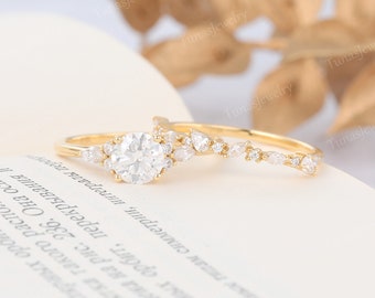 Set unico di anelli di fidanzamento Moissanite Set di anelli con diamanti simulati in oro giallo Set di anelli a grappolo Marquise Moissanite Set da sposa Art deco