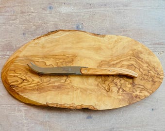 Mittleres Set Käsebrett aus Olivenholz mit Laguiole Streichmesser | Oval, Oblong | Artisanale Olivenholzplatte - Nachhaltig
