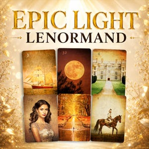 Può includere: Un mazzo di carte Epic Light Lenormand con sei illustrazioni distinte: una nave in mare, una luna piena, un grande maniero, il ritratto di una persona, un sentiero nel bosco con una fontana e una persona a cavallo. Il titolo recita Epic Light Lenormand.