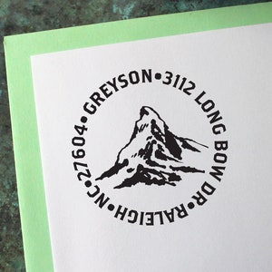 Timbro indirizzo personalizzato, Mountain Peak - Regalo personalizzato - Inaugurazione della casa - Inviti di nozze - Save the Date - Cartoline di Natale - Self Inking