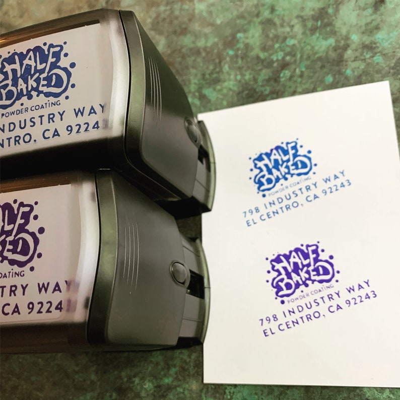 Pu&ograve; includere: Due timbri automatici neri con un logo blu e bianco che dice "Half Baked" e il testo "Powder Coating 798 Industry Way El Centro, CA 92243".