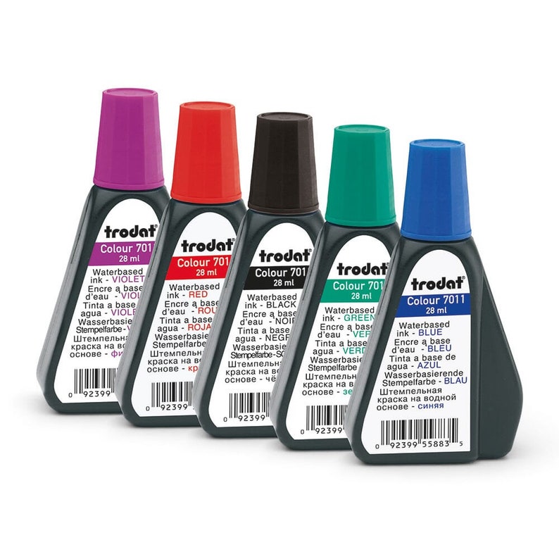Pu&ograve; includere: Cinque bottiglie di inchiostro a base d'acqua Trodat in diversi colori: viola, rosso, nero, verde e blu. Ogni bottiglia &egrave; etichettata con il nome del marchio, il colore e il volume (28 ml).